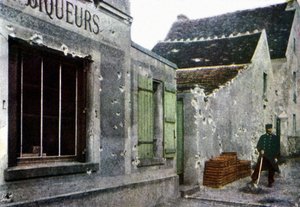 1914年9月、パリ東部のマルヌの戦いの最中、モー近郊のバルシーの町で片付けをしたフランスの兵士（オートクローム） 作： Jules Gervais Courtellemont